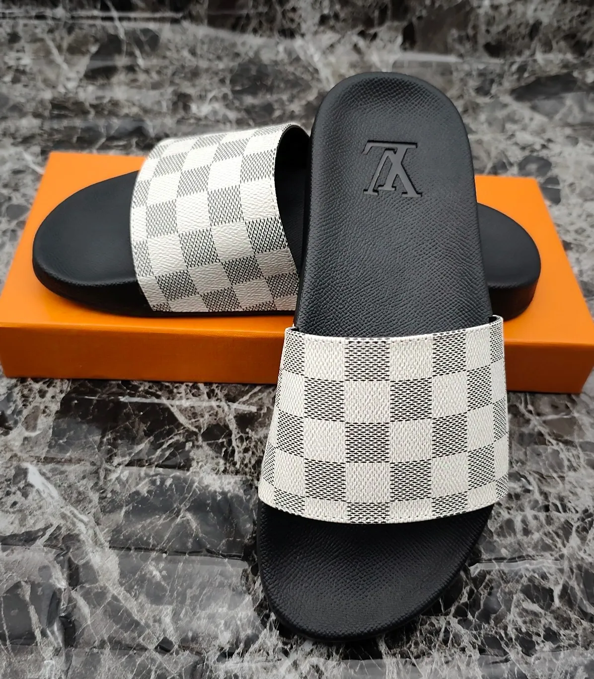 👟👟Ex-factory price 260👟👟 (available all year round), same style for men and women, size 35--48. Couple style🎗Louis Vuitton "LV" slippers, a much-anticipated one, so beautiful that it will melt your hearts❤! It is simply a masterpiece of extraordinary craftsmanship. It is a must-have for everyone. It is made by open mold. It feels Q-bounce and super soft on the feet. It is super delicate on the feet. It is an exclusive model. There are many layouts, so there is always one you like🎉🎉
